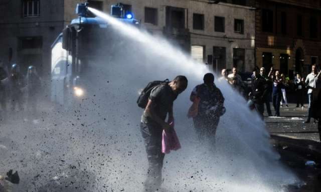 Italian police use water cannon against refugees occupying Rome square