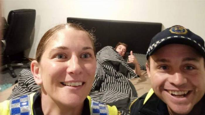 Australie: ivre, ils le raccompagnent et lui laissent un selfie