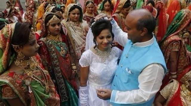 فاعل خير هندي يمول زفافاً جماعياً لـ251 فتاة
