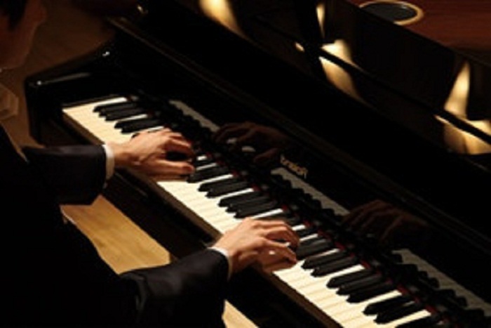Un pianiste de renommée mondiale arrive à Bakou