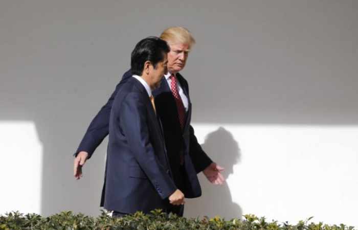 Japan's Abe agrees to keep close contact with U.S. on North Korea