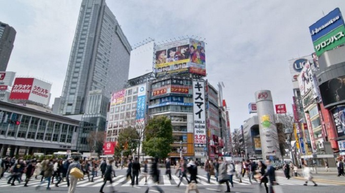 Japan`s economy falls back into recession again