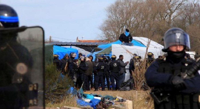 France begins clearing part of Calais migrant camp