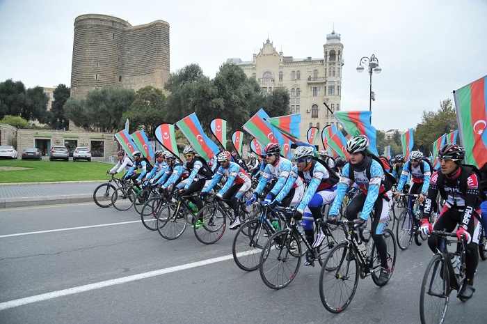 Une course cycliste «Notre drapeau est notre source de fierté» à Bakou PHOTOS  