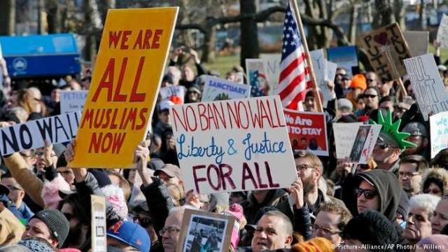 احتجاجات أمام البيت الأبيض ضدّ قرار حظر السفر