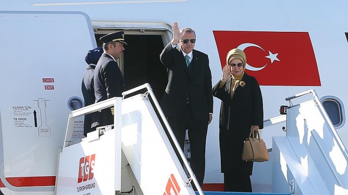 الرئيس التركي اردوغان و قرينته يصلان الى باكو