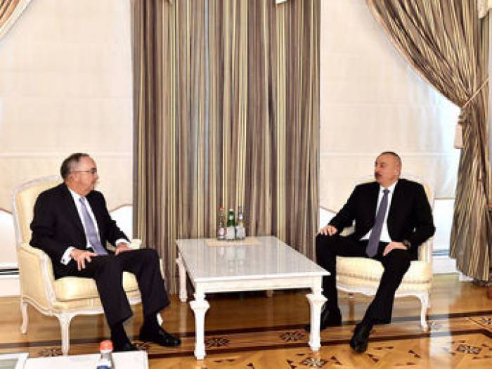 رئيس أذربيجان يستقبل رئيس الشركة الأمريكية جون دير