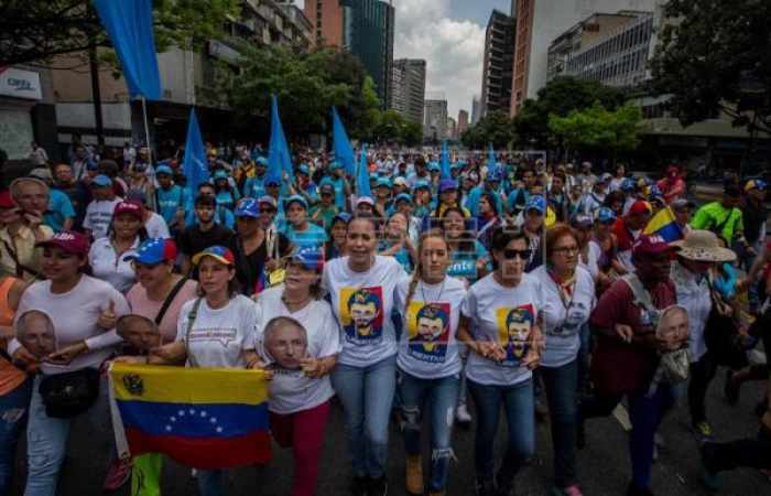 La oposición se planta en las calles de Venezuela en una jornada con dos muertos