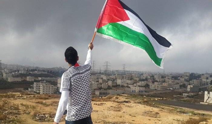 Un joven palestino salta la frontera de Israel a la Franja de Gaza