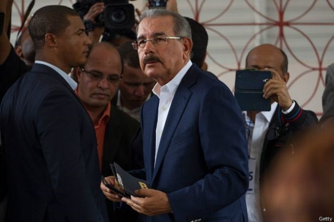  Danilo Medina se proclama ganador de las elecciones, aunque el conteo de votos continúa