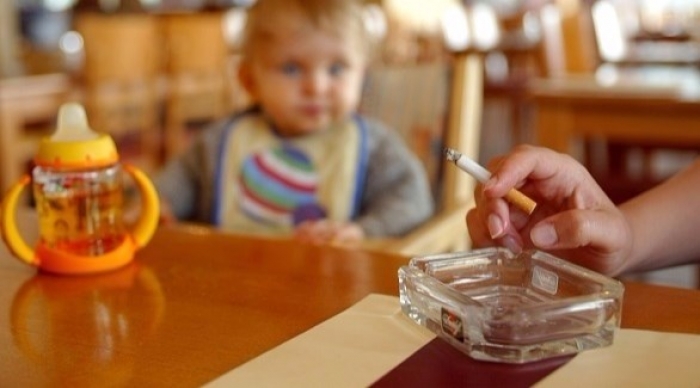 التدخين السلبي يهدد الأطفال بأمراض الجهاز التنفسي