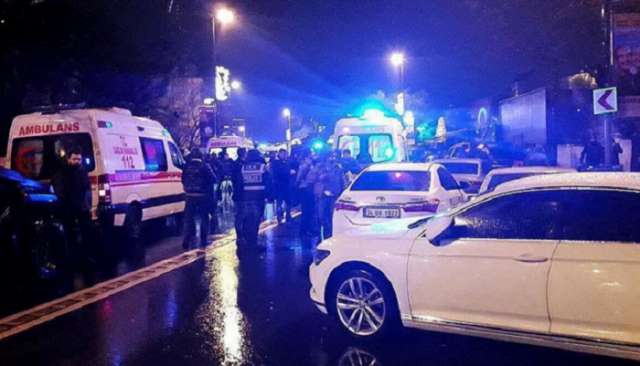 “Weihnachtsmann” mit Kalaschnikow greift Nachtclub in Istanbul  an – bereits 35 Tote