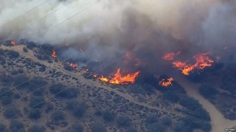 California fire: Drivers leave cars as blaze sweeps I-15 highway 