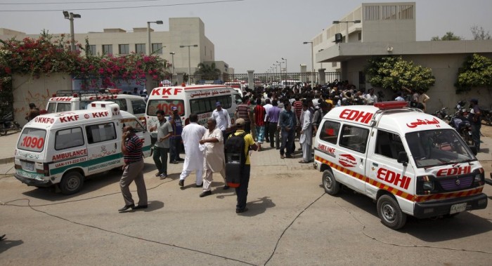 Varios muertos y docenas de heridos por incendio en un hotel de Karachi 