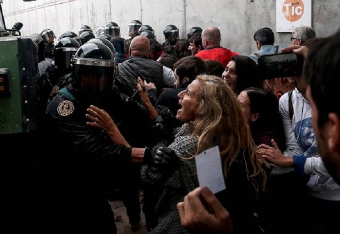 Catalogne: 38 personnes blessées par des charges policières