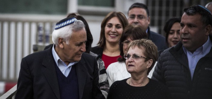 El expresidente israelí Katsav, condenado por violación en 2010, sale de la cárcel