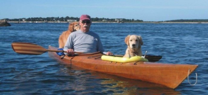 Il a construit un kayak pour pouvoir embarquer ses chiens dans ses folles aventures - PHOTOS 