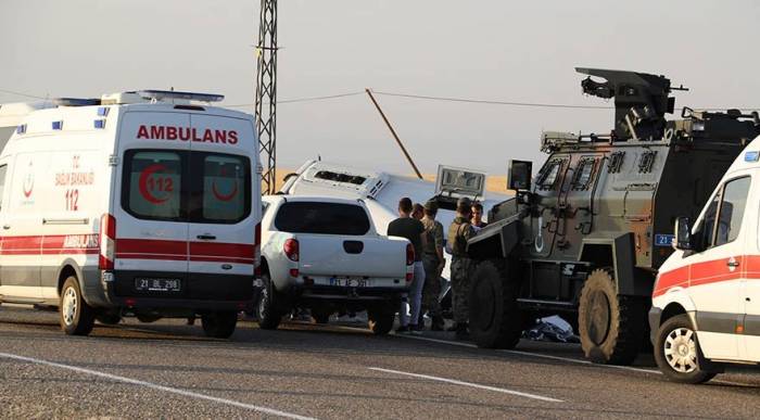 Polislər qəzaya düşdülər: 2 ölü, 19 yaralı