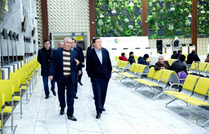 Kazakh delegation visits Baku passenger station
