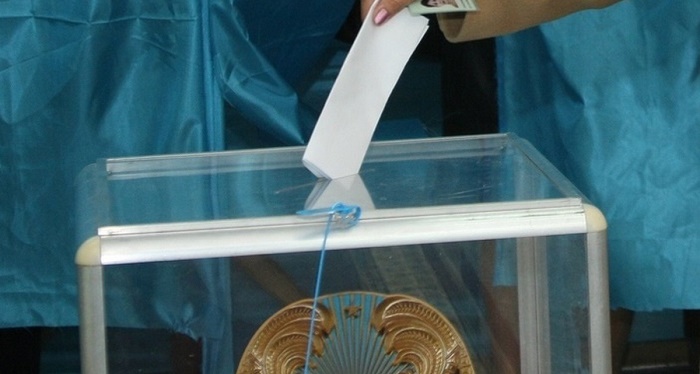 Kazakh citizens in Azerbaijan vote in country