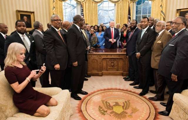 Por qué la postura de una asesora de Trump en el Despacho Oval ha desatado tantas críticas