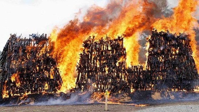 Lutte contre la criminalité: le Kenya met le feu à 5 200 fusils - VIDEO