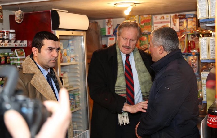 L`ambassadeur des Etats-Unis visite la famille de Tofig Djabraïlov, déplacé de Khodjaly