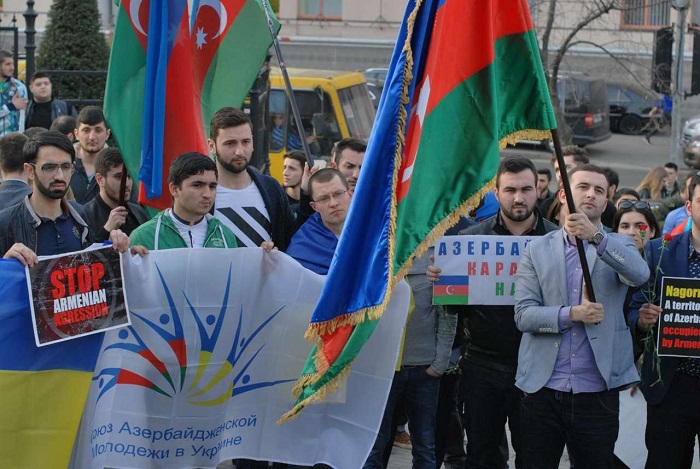 Azerbaijani diaspora holds protest in front of Armenian embassy in Kyiv