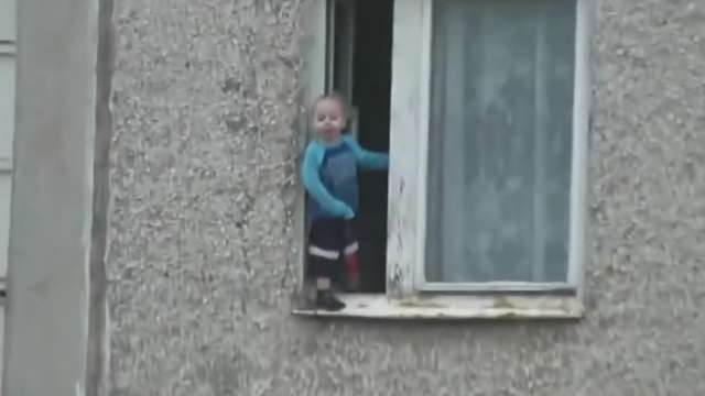 Unbeaufsichtigtes Kind wagt sich im 7. Stock auf Fenstersims  