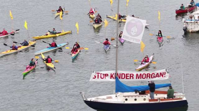 Canada: danses indigènes et rassemblement de kayaks à Vancouver contre un projet de pipeline