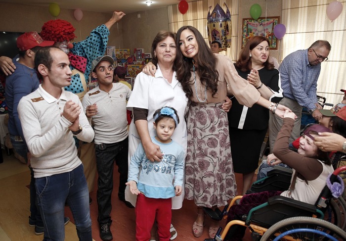 Vizepräsidentin der Heydar Aliyev Stiftung Leyla Aliyeva besucht eine Reihe von Kinderheimen in Baku