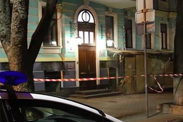 Une voiture explose au centre de Kiev, un mort