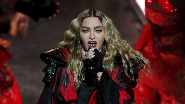 Madonna déshabille sur scène une fan de 17 ans VIDEO