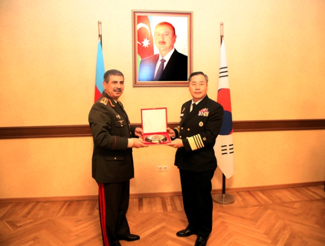 Müdafiə naziri koreyalı admiralla görüşüb