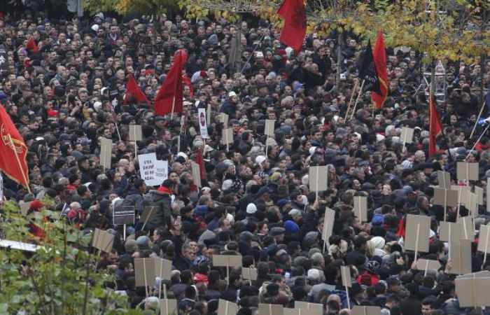 Kosovo Albanians block roads to prevent Serb rally