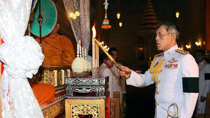 Kronprinz lässt Thais ein Jahr lang warten