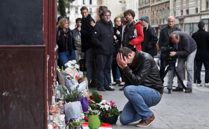 Le monde commémore les victimes des attentats de Paris   PHOTOS