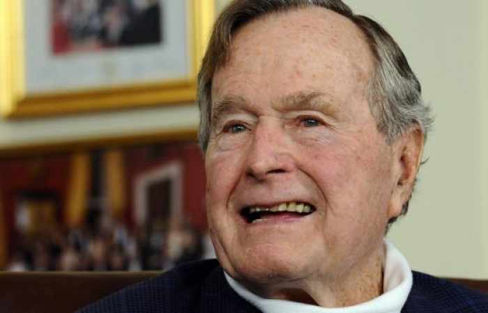 L'ex-président américain Bush hospitalisé