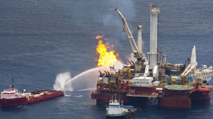 L`incendie de la plateforme pétrolière Guneshly fait mort de 32 employés sur la mer Caspienne - VIDEO