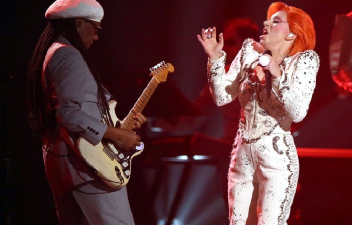 Grammys 2016: Lady Gaga s`est métamorphosée en David Bowie