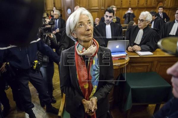 Lagarde recibe el apoyo del Directorio del FMI tras su condena por negligencia