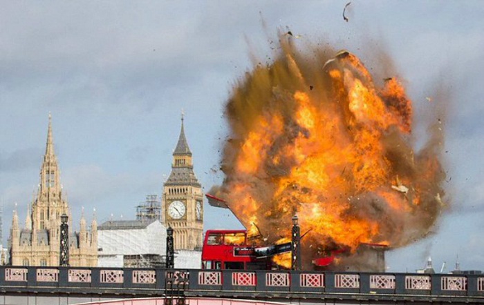 Filmed bus stunt causes mini-panic in London - VIDEO
