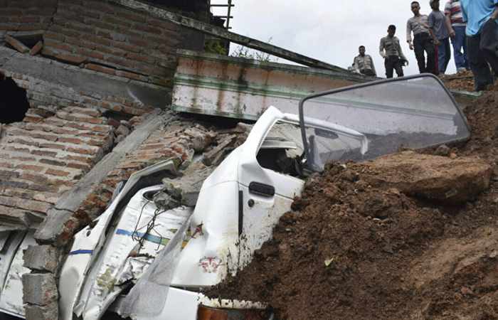 Landslide buries dozens in Indonesia