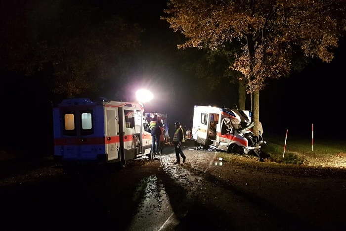 Langen im Emsland: Unfall mit Rettungswagen - drei Tote