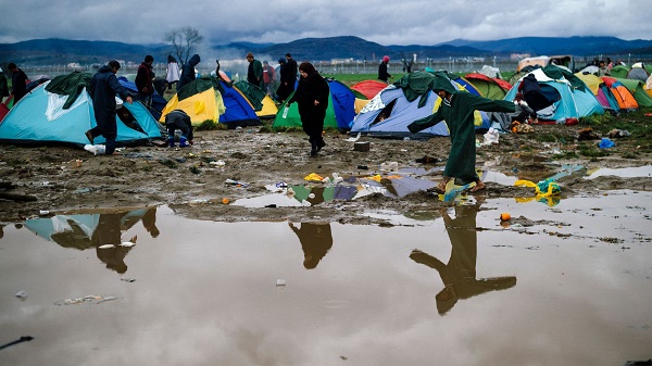 La photo d`un nouveau-né du camp d`Idomeni choque l`opinion grecque