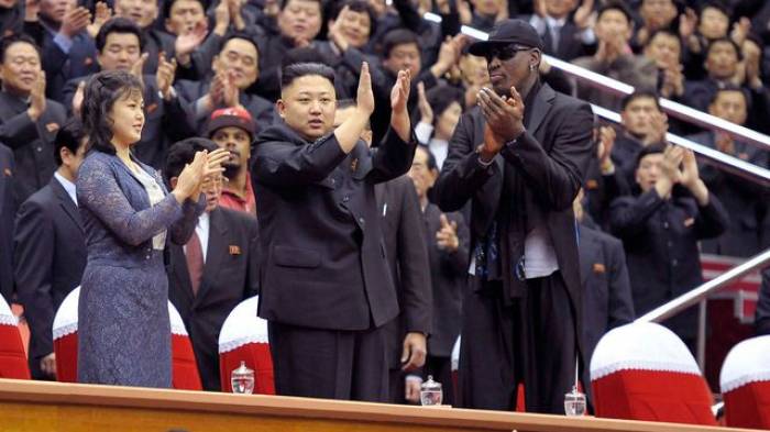 Avec Kim Jong-Un, Dennis Rodman "fait du jet ski, du golf, et surtout du karaoké"