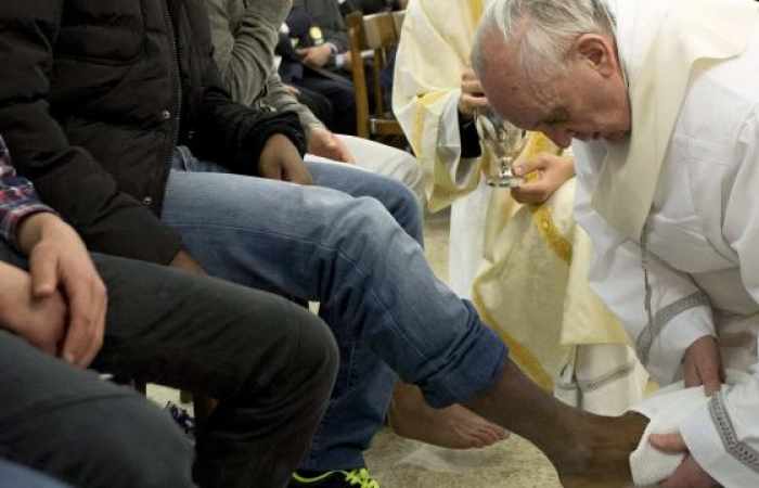 Le pape François va laver les pieds de détenus repentis de la mafia