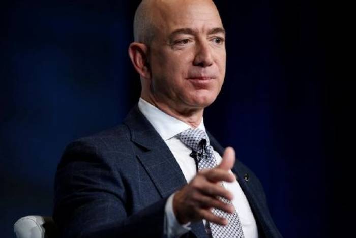 Le PDG d'Amazon demande sur Twitter ce qu'il peut faire de sa fortune