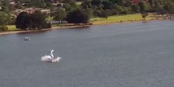 Un avion s`écrase sous le regard horrifié du public - VIDEO