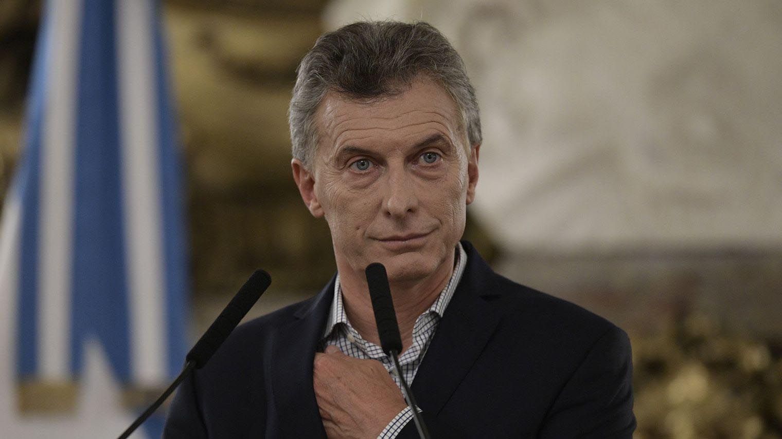 Argentine: soupçonné de conflit d`intérêt, Macri recule